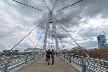 Krasnogorsk, Rusya Federasyonu - Nisan 18,2015. Yaya köprüsü inşa edilmiştir iki dikmesi her 41 m boyunda ölçüm. Dikmesi açıklıklı süspansiyon kadar tutun 28 düz kablo teller yardımıyla bağlı 