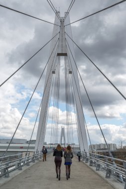 Krasnogorsk, Rusya Federasyonu - Nisan 18,2015. Yaya köprüsü inşa edilmiştir iki dikmesi her 41 m boyunda ölçüm. Dikmesi açıklıklı süspansiyon kadar tutun 28 düz kablo teller yardımıyla bağlı 