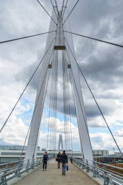 Krasnogorsk, Rusya Federasyonu - Nisan 18,2015. Yaya köprüsü inşa edilmiştir iki dikmesi her 41 m boyunda ölçüm. Dikmesi açıklıklı süspansiyon kadar tutun 28 düz kablo teller yardımıyla bağlı 