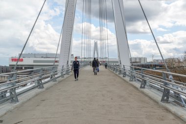 Krasnogorsk, Rusya Federasyonu - Nisan 18,2015. Yaya köprüsü inşa edilmiştir iki dikmesi her 41 m boyunda ölçüm. Dikmesi açıklıklı süspansiyon kadar tutun 28 düz kablo teller yardımıyla bağlı 