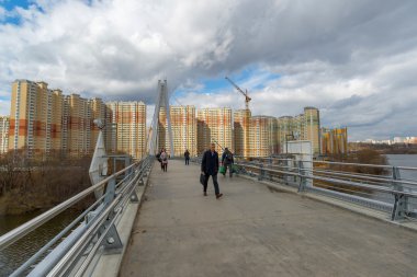 Krasnogorsk, Rusya Federasyonu - Nisan 18,2015. Yaya köprüsü inşa edilmiştir iki dikmesi her 41 m boyunda ölçüm. Dikmesi açıklıklı süspansiyon kadar tutun 28 düz kablo teller yardımıyla bağlı 