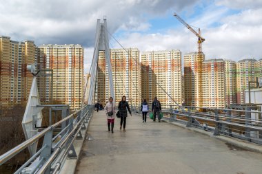 Krasnogorsk, Rusya Federasyonu - Nisan 18,2015. Yaya köprüsü inşa edilmiştir iki dikmesi her 41 m boyunda ölçüm. Dikmesi açıklıklı süspansiyon kadar tutun 28 düz kablo teller yardımıyla bağlı 