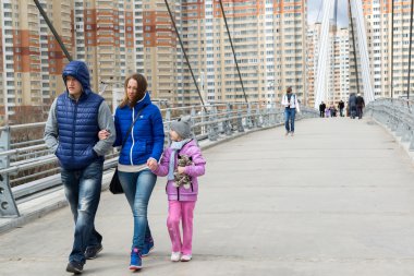 Krasnogorsk, Rusya Federasyonu - Nisan 18,2015. Yaya köprüsü inşa edilmiştir iki dikmesi her 41 m boyunda ölçüm. Dikmesi açıklıklı süspansiyon kadar tutun 28 düz kablo teller yardımıyla bağlı 