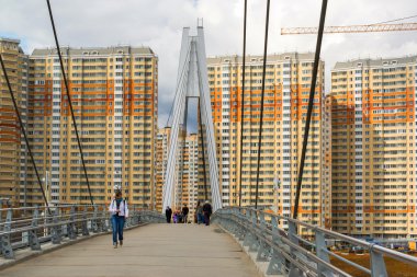 Krasnogorsk, Rusya Federasyonu - Nisan 18,2015. Yaya köprüsü inşa edilmiştir iki dikmesi her 41 m boyunda ölçüm. Dikmesi açıklıklı süspansiyon kadar tutun 28 düz kablo teller yardımıyla bağlı 