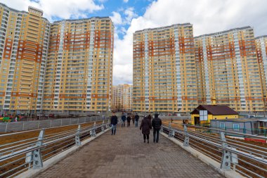 Krasnogorsk, Rusya Federasyonu - Nisan 18,2015. Yaya köprüsü inşa edilmiştir iki dikmesi her 41 m boyunda ölçüm. Dikmesi açıklıklı süspansiyon kadar tutun 28 düz kablo teller yardımıyla bağlı 