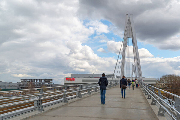 Красногорск, Россия - 18 апреля 2015 г. Пешеходный мост построен из двух пилонов высотой 41 м. Пилоны соединены с пролётами с помощью 28 прямых кабельных проводов, которые удерживают подвеску
 