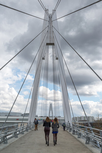 Красногорск, Россия - 18 апреля 2015 г. Пешеходный мост построен из двух пилонов высотой 41 м. Пилоны соединены с пролётами с помощью 28 прямых кабельных проводов, которые удерживают подвеску
 