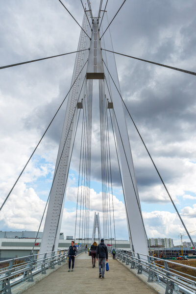 Красногорск, Россия - 18 апреля 2015 г. Пешеходный мост построен из двух пилонов высотой 41 м. Пилоны соединены с пролётами с помощью 28 прямых кабельных проводов, которые удерживают подвеску
 