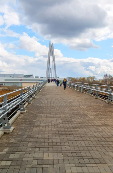 Krasnogorsk, RUSSIA - April 18,2015. Pedestrian bridge is built from two pylons, each measuring 41 m tall. Pylons are connected to spans with help of 28 straight cable wires, which hold up suspension — Stock Photo, Image