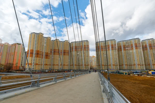 Krasnogorsk, Rusia - 18 de abril de 2015. El puente peatonal está construido a partir de dos pilones, cada uno de 41 m de altura. Los pilones están conectados a tramos con la ayuda de 28 cables rectos, que sostienen la suspensión — Foto de Stock