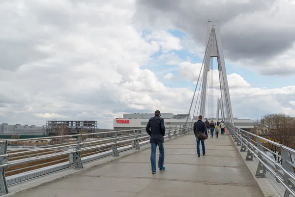 Krasnogorsk, Rusland - April 18,2015. Voetgangers brug is gebouwd van twee pylonen, elk meten 41 m hoog. Pylonen zijn verbonden met reeksen met hulp van 28 rechte kabel draden, die maximaal schorsing Stockfoto