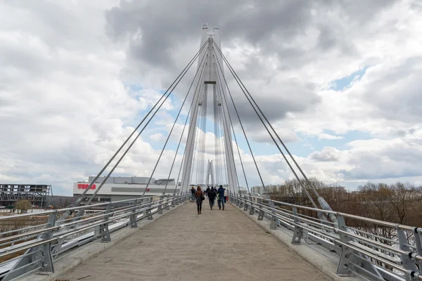 Krasnogorsk, Rusia - 18 de abril de 2015. El puente peatonal está construido a partir de dos pilones, cada uno de 41 m de altura. Los pilones están conectados a tramos con la ayuda de 28 cables rectos, que sostienen la suspensión Fotos de stock libres de derechos