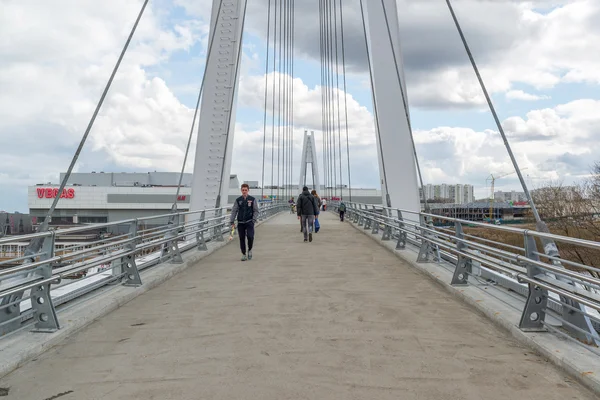 Krasnogorsk, Rusland - April 18,2015. Voetgangers brug is gebouwd van twee pylonen, elk meten 41 m hoog. Pylonen zijn verbonden met reeksen met hulp van 28 rechte kabel draden, die maximaal schorsing Stockafbeelding