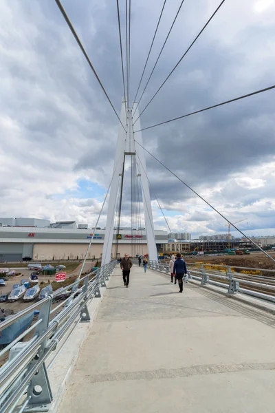 位于俄罗斯-4 月 18,2015。建人行天桥从两个铁塔，每个测量 41 米高。塔相连跨度 28 直通电缆电线，举起悬浮帮助 免版税图库图片