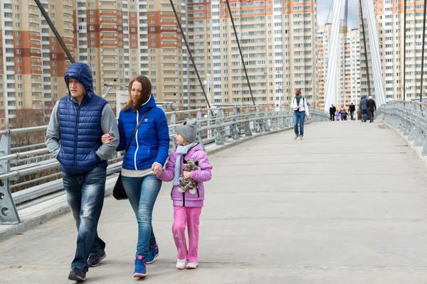 Krasnogorsk, Rusland - April 18,2015. Voetgangers brug is gebouwd van twee pylonen, elk meten 41 m hoog. Pylonen zijn verbonden met reeksen met hulp van 28 rechte kabel draden, die maximaal schorsing Stockfoto