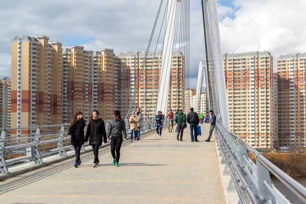 Krasnogorsk, RUSSIE - 18 avril 2015. La passerelle piétonne est construite à partir de deux pylônes mesurant chacun 41 m de haut. Les pylônes sont connectés à des travées à l'aide de 28 fils de câble droits, qui retiennent la suspension Image En Vente