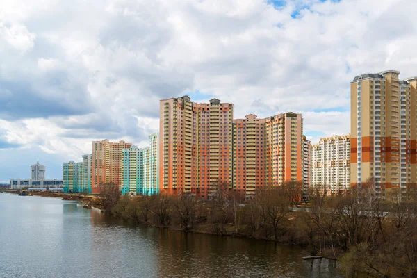 KRASNOGORSK, RUSIA - 18 DE ABRIL DE 2015. Krasnogorsk es una ciudad ubicada en el condado de Krasnogorsky en el estado estadounidense de Moscú. Área de desarrollo residencial es de unos 2 millones de pies cuadrados — Foto de Stock