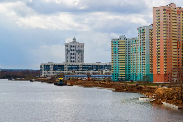 KRASNOGORSK, RÚSSIA - 18 de abril de 2015. Krasnogorsk é uma cidade e centro do distrito de Krasnogorsky, no Oblast de Moscou, localizado no Rio Moskva. Área de desenvolvimento residencial é de cerca de 2 milhões de pés quadrados — Fotografia de Stock