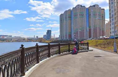 Krasnogorsk, Rusya Federasyonu - Nisan 22,2015: Krasnogorsk Moscow Oblast Moskova Nehri üzerinde yer alan şehir ve Krasnogorsky merkezi bölgesinde olduğunu. Yaklaşık 2 milyon metrekare konut geliştirme alanıdır