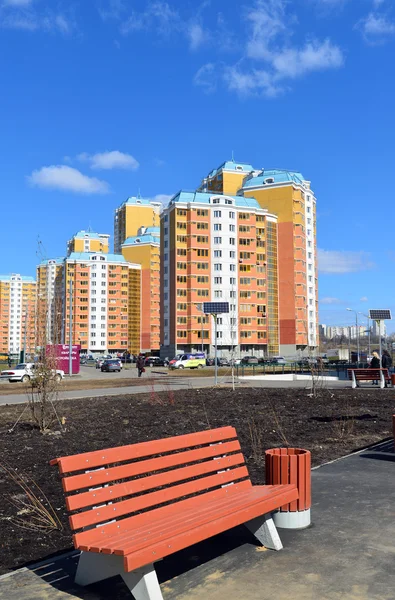 KRASNOGORSK, RUSIA - 22 DE ABRIL DE 2015: Krasnogorsk es la ciudad y el centro del distrito de Krasnogorsky en el óblast de Moscú situado en el río Moskva. Área de desarrollo residencial es de unos 2 millones de pies cuadrados —  Fotos de Stock