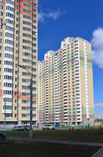 KRASNOGORSK, RUSIA - 22 DE ABRIL DE 2015: Krasnogorsk es la ciudad y el centro del distrito de Krasnogorsky en el óblast de Moscú situado en el río Moskva. Área de desarrollo residencial es de unos 2 millones de pies cuadrados — Foto de Stock