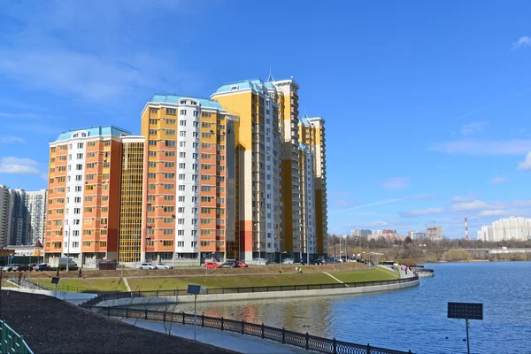 KRASNOGORSK, RÚSSIA - 22 de abril de 2015: Krasnogorsk é a cidade e o centro do distrito de Krasnogorsky, no Oblast de Moscou, localizado no Rio Moskva. Área de desenvolvimento residencial é de cerca de 2 milhões de pés quadrados — Fotografia de Stock