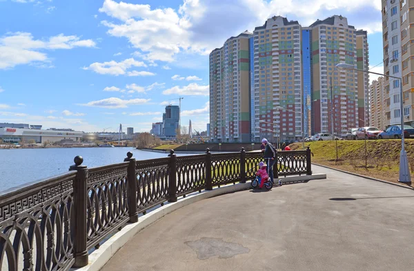 Krasnogorsk, Rusya Federasyonu - Nisan 22,2015: Krasnogorsk Moscow Oblast Moskova Nehri üzerinde yer alan şehir ve Krasnogorsky merkezi bölgesinde olduğunu. Yaklaşık 2 milyon metrekare konut geliştirme alanıdır — Stok fotoğraf