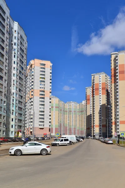 KRASNOGORSK, RUSIA - 22 DE ABRIL DE 2015: Krasnogorsk es la ciudad y el centro del distrito de Krasnogorsky en el óblast de Moscú situado en el río Moskva. Área de desarrollo residencial es de unos 2 millones de pies cuadrados — Foto de Stock