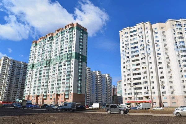 KRASNOGORSK, RUSIA - 22 DE ABRIL DE 2015: Krasnogorsk es la ciudad y el centro del distrito de Krasnogorsky en el óblast de Moscú situado en el río Moskva. Área de desarrollo residencial es de unos 2 millones de pies cuadrados — Foto de Stock