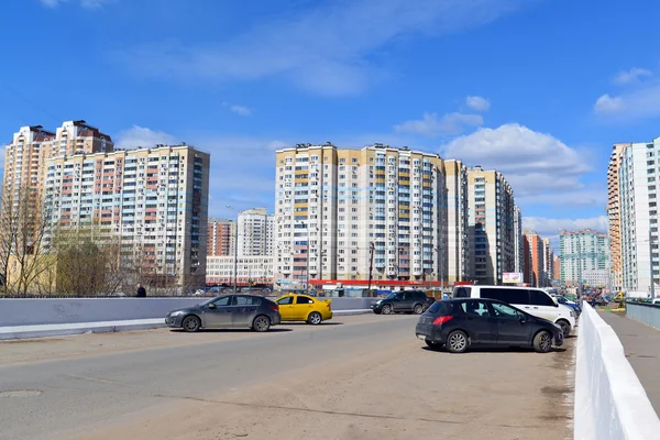 KRASNOGORSK, RUSIA - 22 DE ABRIL DE 2015: Krasnogorsk es la ciudad y el centro del distrito de Krasnogorsky en el óblast de Moscú situado en el río Moskva. Área de desarrollo residencial es de unos 2 millones de pies cuadrados —  Fotos de Stock