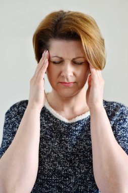 Kafa, depresyon, ağrı, migren eller tutan kadın