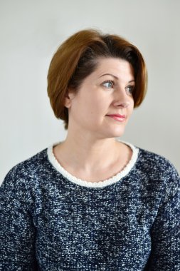 Işık arka plan üzerinde yetişkin kadın portresi