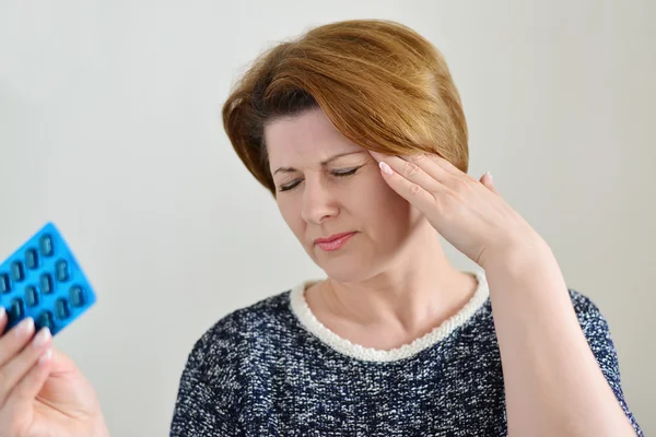 Volwassen vrouw nemen van een pil voor hoofdpijn — Stockfoto