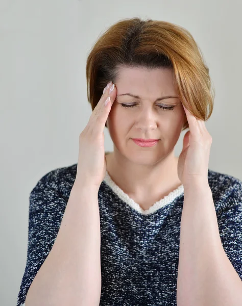 Donna che si tiene per mano testa, depressione, dolore, emicrania — Foto Stock