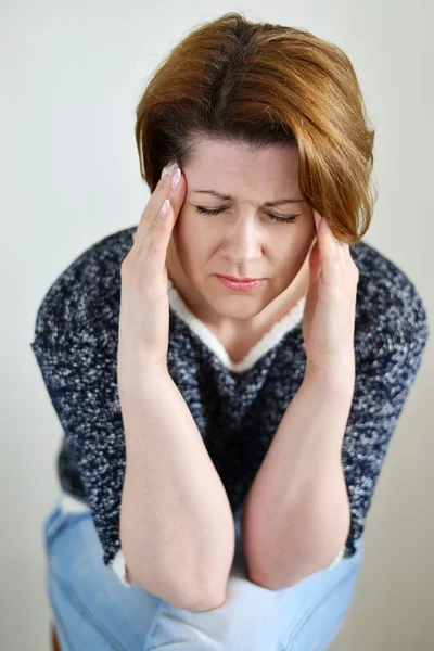 Donna che si tiene per mano testa, depressione, dolore, emicrania — Foto Stock