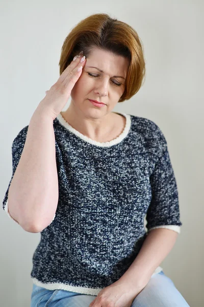 Donna che si tiene per mano testa, depressione, dolore, emicrania — Foto Stock