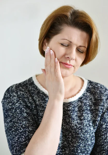 Giovane donna nel dolore sta avendo un mal di denti — Foto Stock