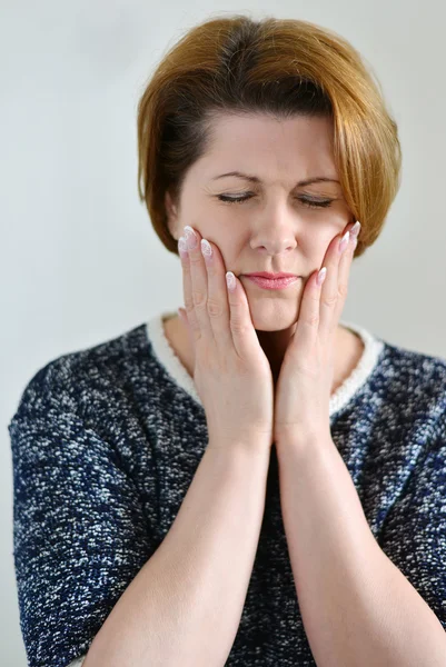 Jonge vrouw in pijn heeft een kiespijn — Stockfoto