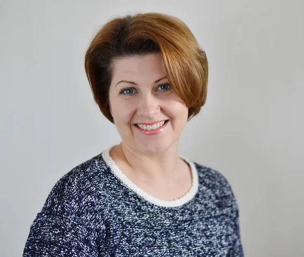 Işık arka plan üzerinde yetişkin kadın portresi