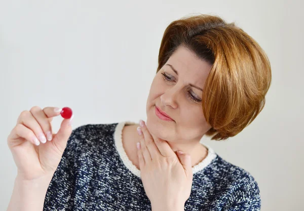 Mujer adulta con dolor de garganta — Foto de Stock