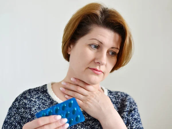 Mulher adulta com uma dor de garganta — Fotografia de Stock