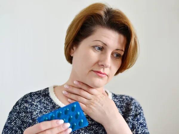 Volwassen vrouw met een zere keel — Stockfoto