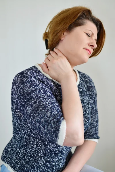 Mujer adulta con dolor de cuello — Foto de Stock