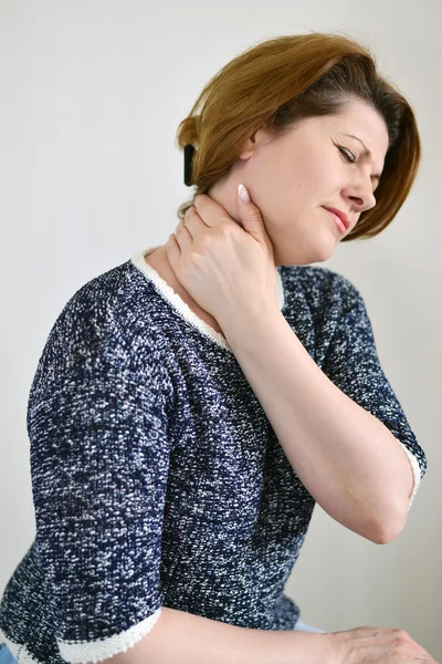 Mujer adulta con dolor de cuello —  Fotos de Stock