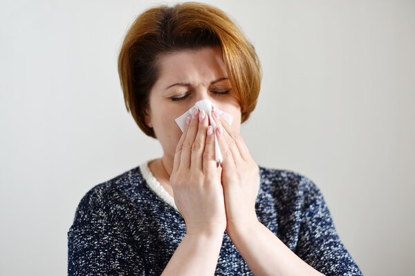 Взрослая женщина с насморком
