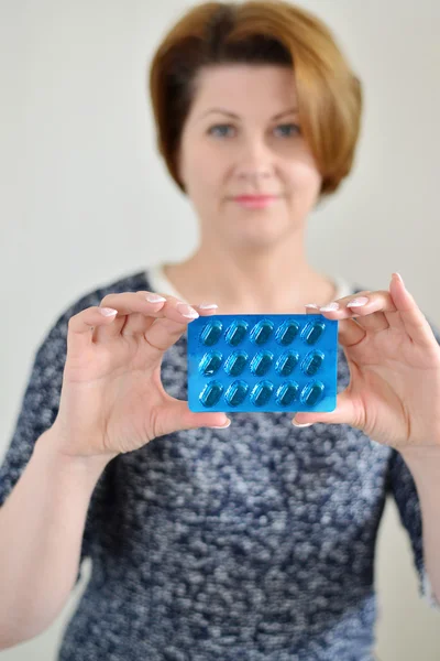 Adult woman holding a blister pack of pills — Stock Photo, Image