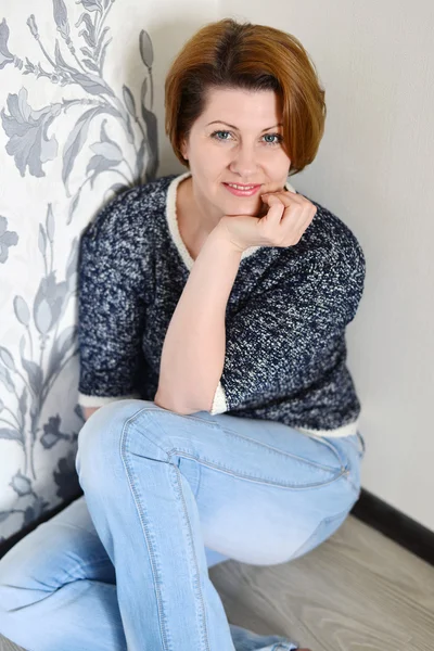 Mature women sited in the floor of his new house — Stock Photo, Image