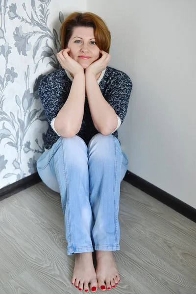 Mature women sited in the floor of his new house — Stock Photo, Image