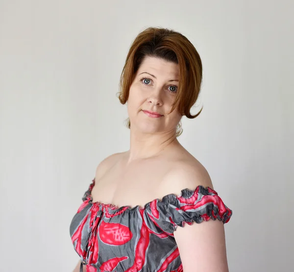 Porträtt av en kvinna i klänning med bara axlar — Stockfoto