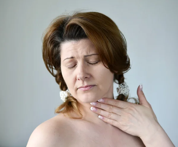 Mujer adulta con dolor de garganta en el fondo derecho —  Fotos de Stock